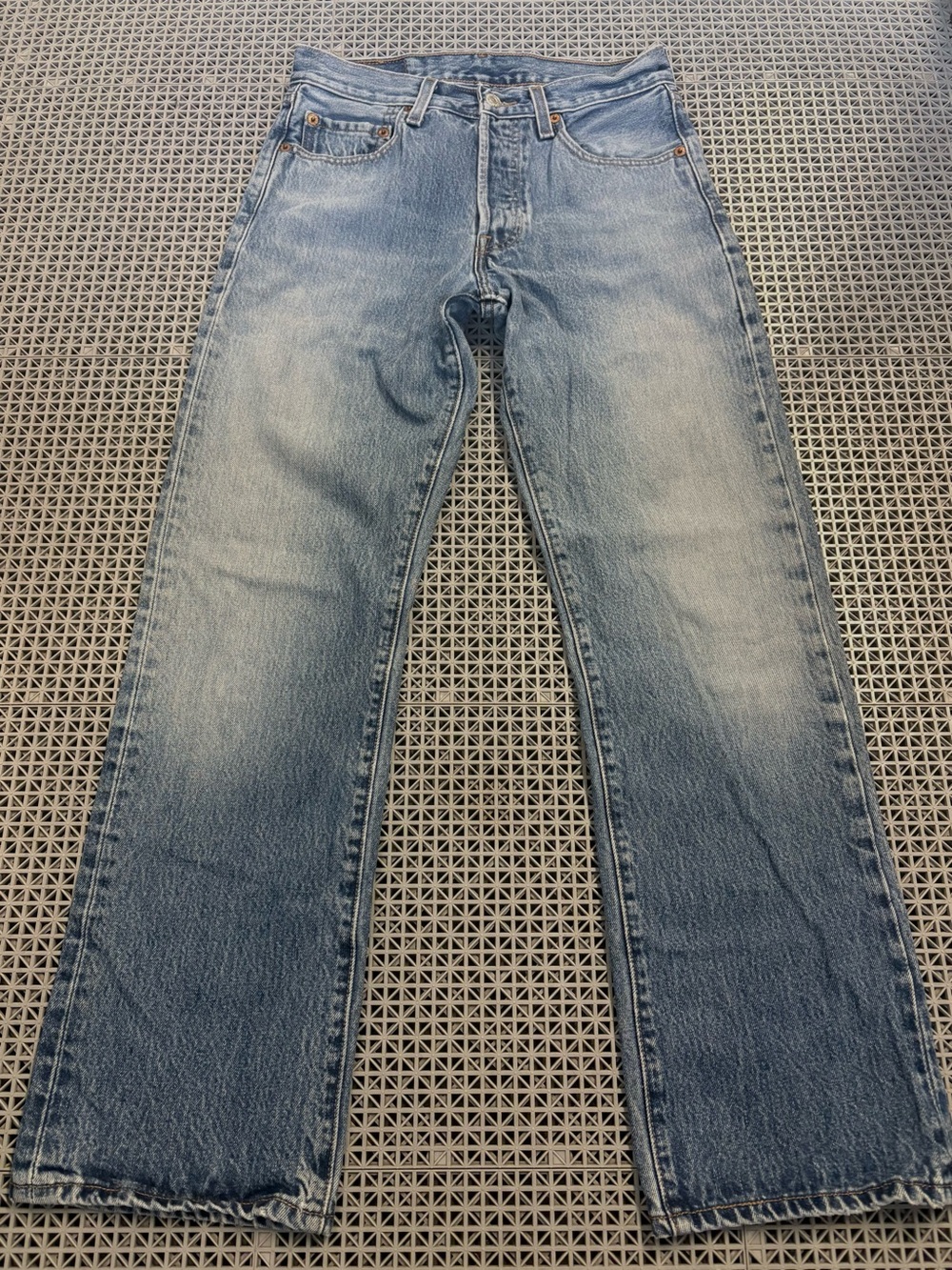 Vintage Levi's 501 Medium Wash Button-Fly Blue Jeans - Y2K